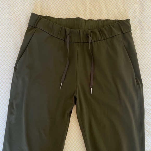 lululemon athletica Pants - Lululemon On the Fly 7/8 pants in olive green